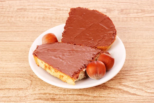 Pan, galletas y nueces con chocolate sobre mesa de madera —  Fotos de Stock