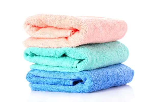 Pocas toallas aisladas en blanco — Foto de Stock