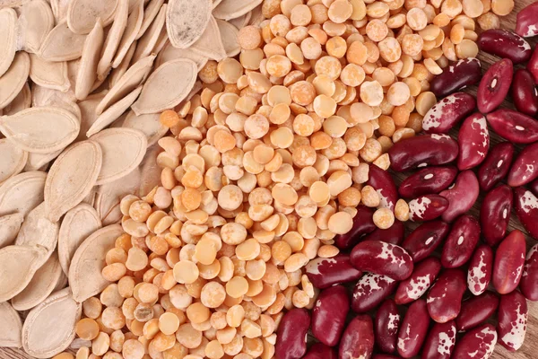 Erbsen, Bohnen und Samen auf braun — Stockfoto