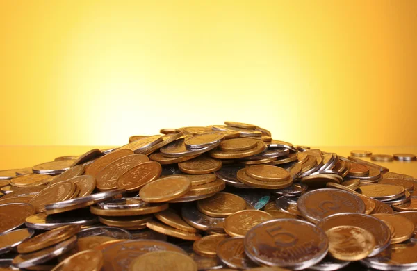 Münzen auf gelbem Hintergrund — Stockfoto