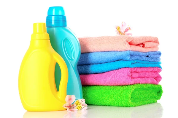 Detergent și prosoape izolate pe alb — Fotografie, imagine de stoc