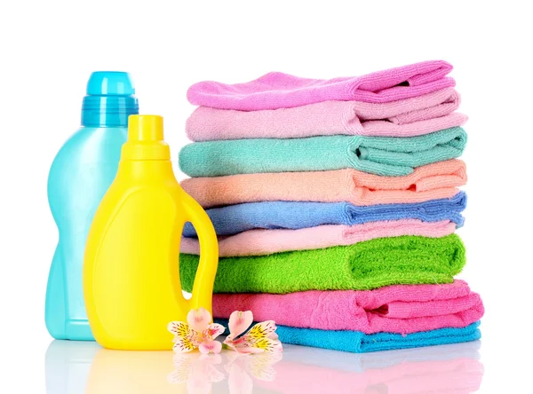 Detergente e asciugamani isolati su bianco — Foto Stock