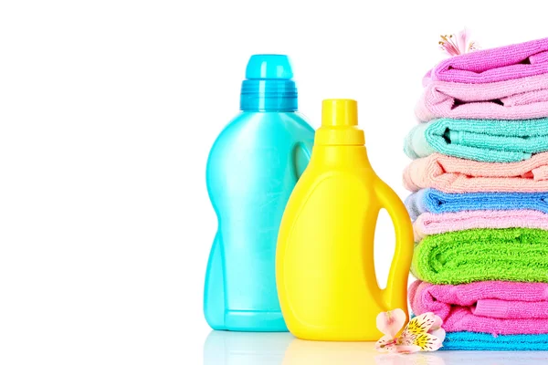 Detergente y toallas aislados en blanco —  Fotos de Stock