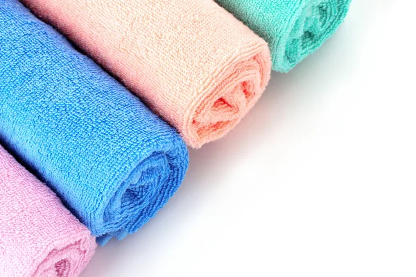 Pochi asciugamani isolati su bianco — Foto Stock