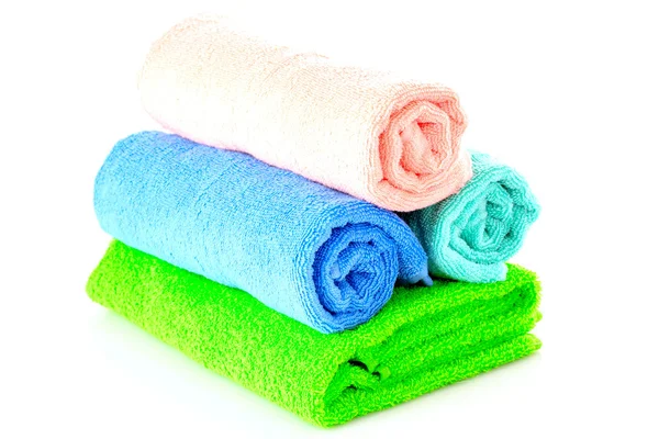 Pocas toallas aisladas en blanco — Foto de Stock