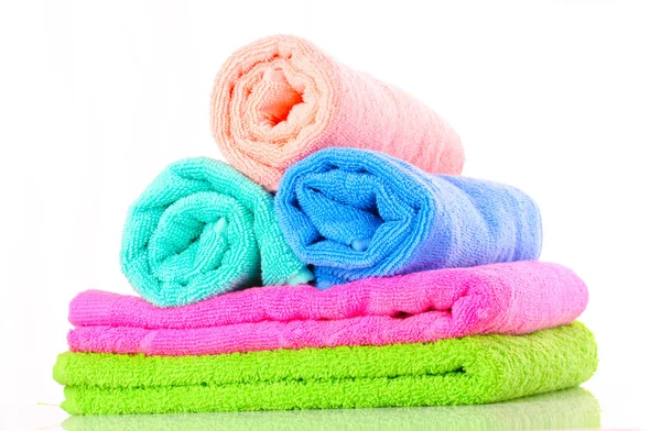 Pochi asciugamani isolati su bianco — Foto Stock