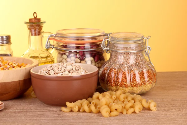 鍋およびスプーンの穀物 — ストック写真