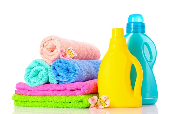 Detergentu a ručníky izolovaných na bílém — Stock fotografie
