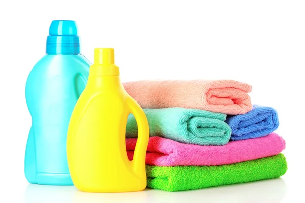 Detergente e toalhas isoladas em branco — Fotografia de Stock