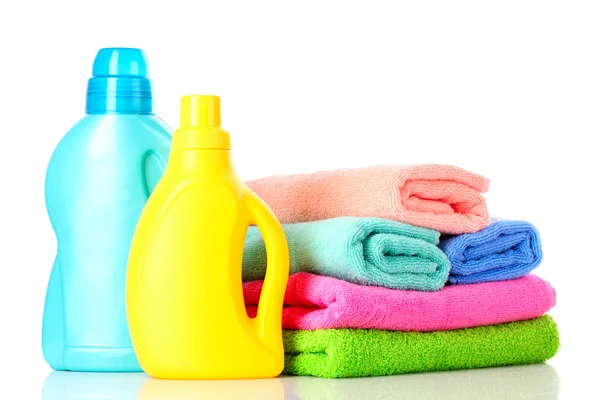 Detergente e toalhas isoladas em branco — Fotografia de Stock
