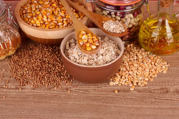 Зерна в кастрюлях и ложках — стоковое фото