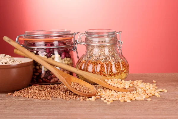 Cereali in vasi e cucchiai — Foto Stock