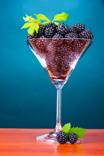在玻璃中的美丽黑莓 — 图库照片