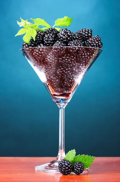 在玻璃中的美丽黑莓 — 图库照片
