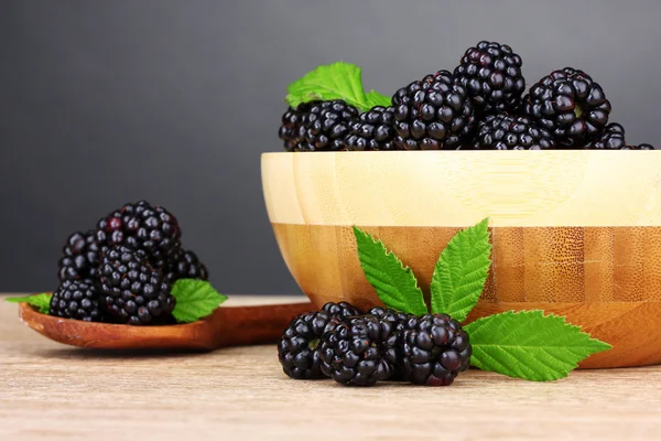 木碗里的美丽黑莓 — 图库照片