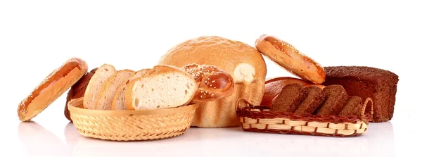 Gebackenes Brotsortiment auf rotem Hintergrund — Stockfoto