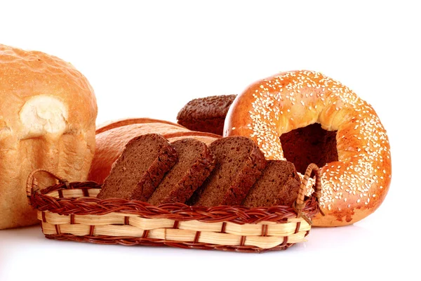 Bakade bröd sortiment på röd bakgrund — Stockfoto