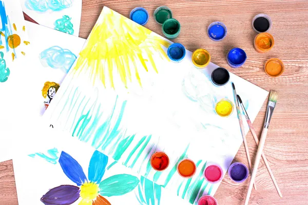Çocuk çizimleri ve boya — Stok fotoğraf