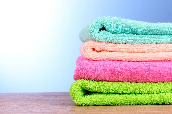 Handtücher auf blauem Hintergrund — Stockfoto