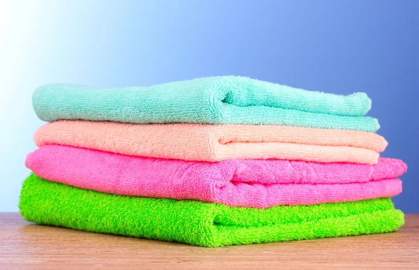 Ręczniki na niebieskim tle — Zdjęcie stockowe