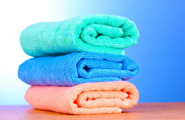 Ręczniki na niebieskim tle — Zdjęcie stockowe