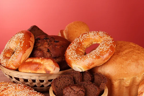 Assortimento di pane al forno su sfondo rosso — Foto Stock