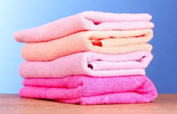 Kilka ręczników na niebieskim tle — Zdjęcie stockowe