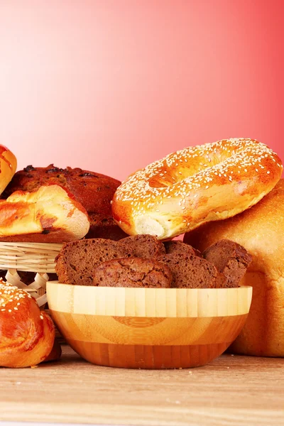 Surtido de pan horneado sobre fondo rojo — Foto de Stock