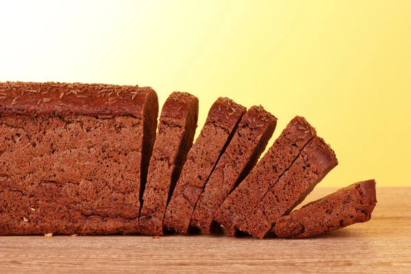 Sarı zemin üzerine pişmiş ekmek — Stok fotoğraf