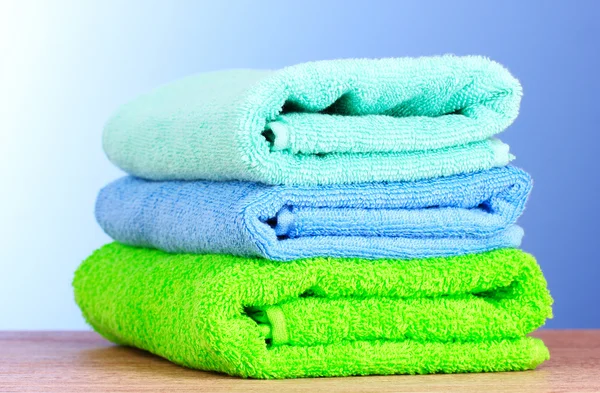 Πετσέτες σε μπλε φόντο — Φωτογραφία Αρχείου