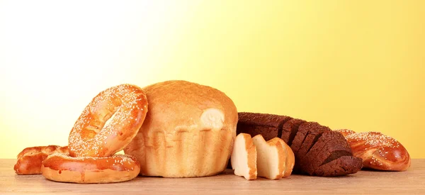 Асортимент запеченого хліба на жовтому тлі — стокове фото
