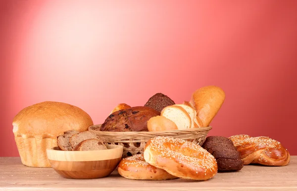 Ассортимент хлеба на красном фоне — стоковое фото