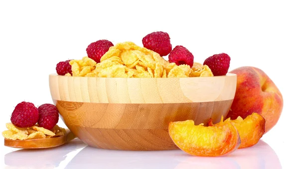 Flocos de milho saborosos e frutas em tigela de madeira — Fotografia de Stock