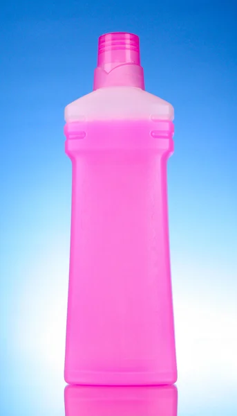 Růžový láhev na modrém pozadí — Stock fotografie