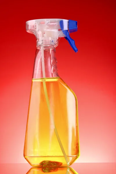 Spray fles op rode achtergrond — Stockfoto