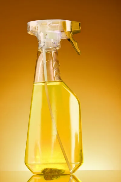 Жовта пляшка спрею на коричневому фоні — стокове фото