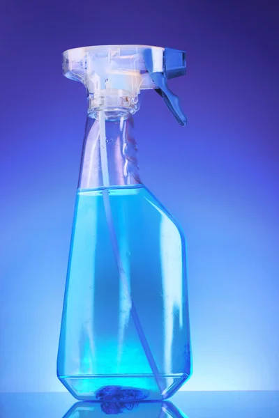 蓝色背景上的蓝色喷雾瓶 — 图库照片