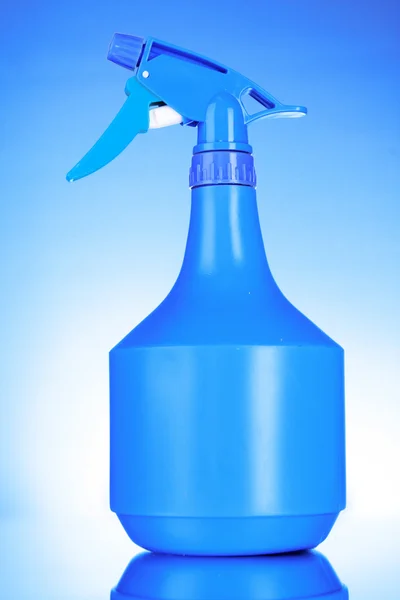 Botella de spray azul sobre fondo azul —  Fotos de Stock