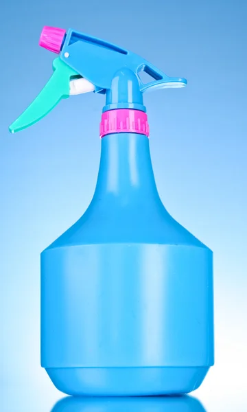 Blauwe spray fles op blauwe achtergrond — Stockfoto