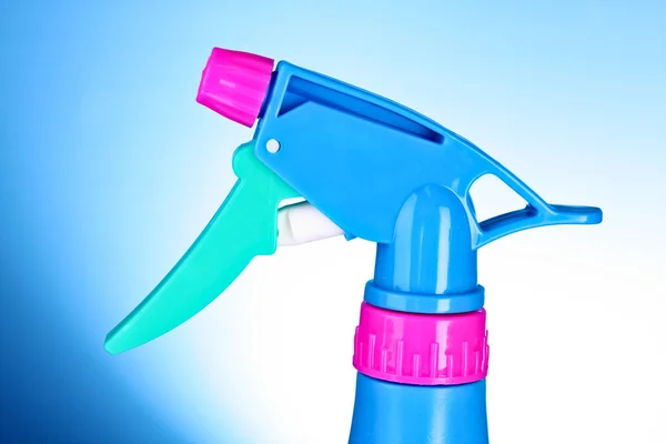 Cabeçalho do frasco de spray azul no fundo azul — Fotografia de Stock