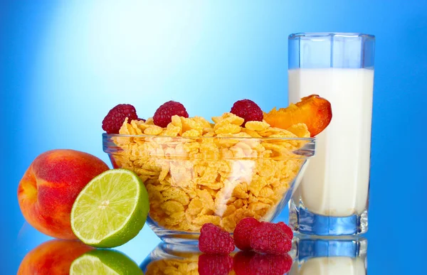 Ízletes kukoricapehely, gyümölcsök üveg tálba, és a tej — Stock Fotó