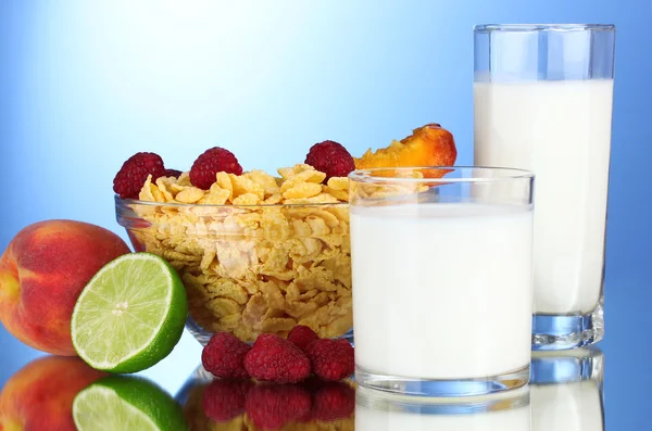 可口脆玉米片、 玻璃碗和牛奶水果 — 图库照片