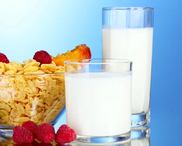 Flocos de milho saborosos, frutas em tigela de vidro e leite — Fotografia de Stock