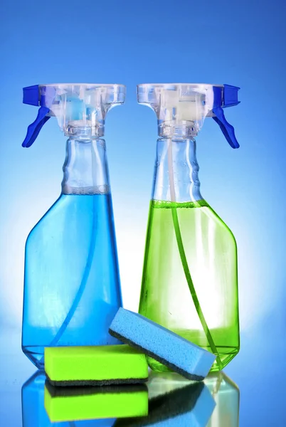 Bottiglie spray su sfondo blu — Foto Stock