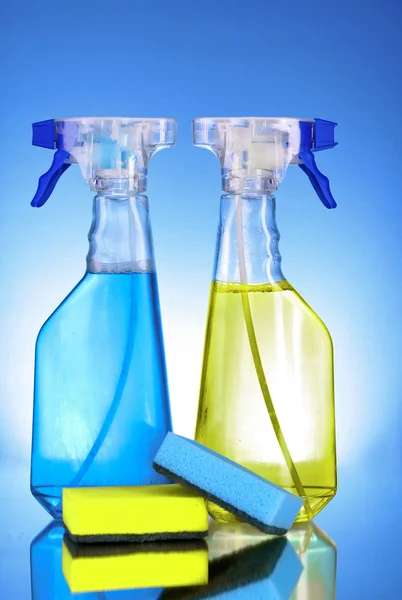 Gele spray fles op blauwe achtergrond — Stockfoto