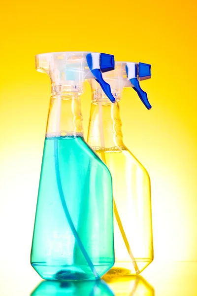 A sárga háttér spray-palackok — Stock Fotó