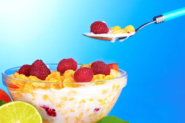 Tasty cornflakes, fruit and milk in glass bowl — Stock Photo, Image