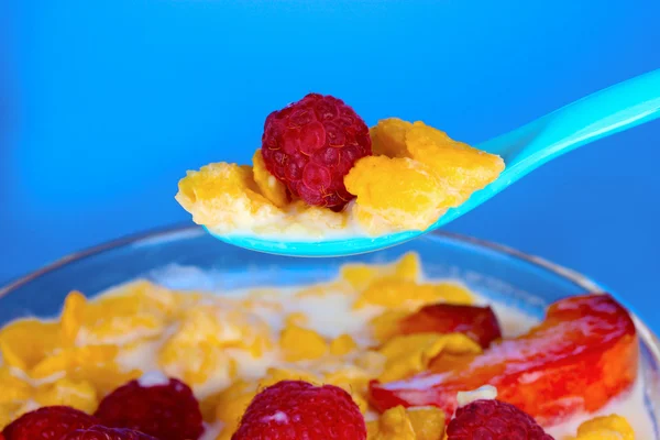 Sabrosos copos de maíz, fruta y leche en un tazón de vidrio —  Fotos de Stock