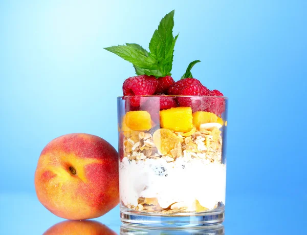Smaczne płatki śniadaniowe, owoce, mleko w szkło i mięty — Zdjęcie stockowe