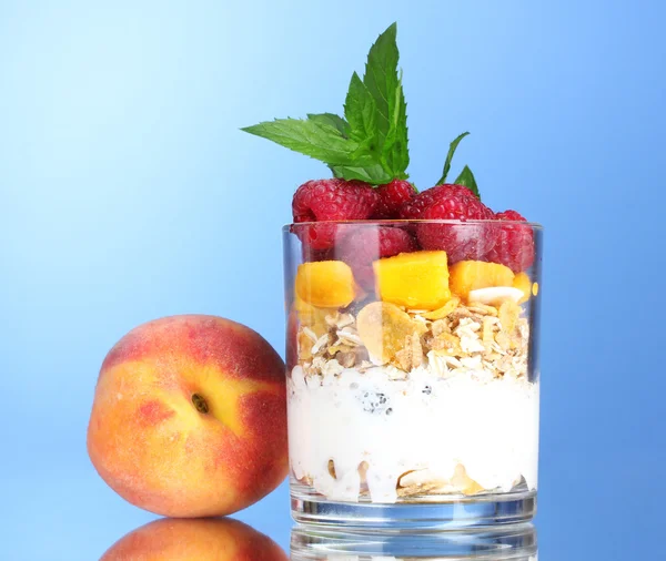 Smaczne płatki śniadaniowe, owoce, mleko w szkło i mięty — Zdjęcie stockowe